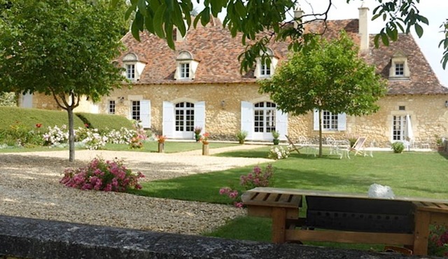 18th century manor house, 5 bedrooms, sleeps 12, 3 bathrooms, swimming pool