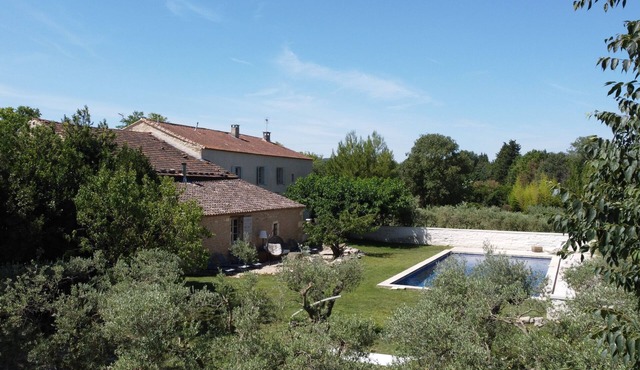 18th century Provencal farmhouse - semi-detached - with exclusive pool area