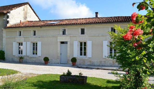 18th-century renovated cottage with large garden in Cognac vineyards