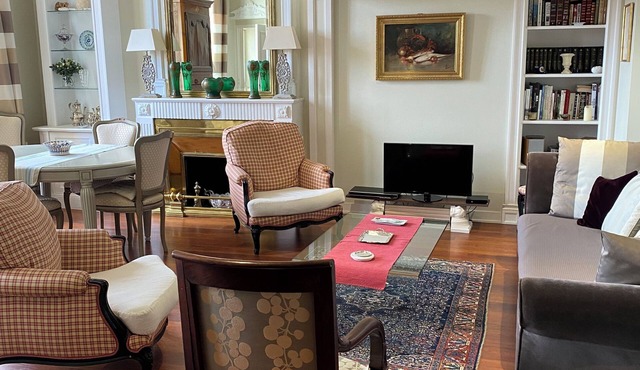 18th-century apartment on the banks of the Garonne 10 minutes from downtown Chartrons parking