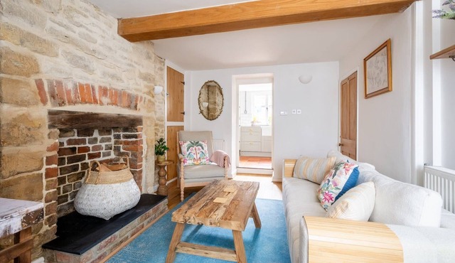 18th Century Cottage in Cirencester with Garden