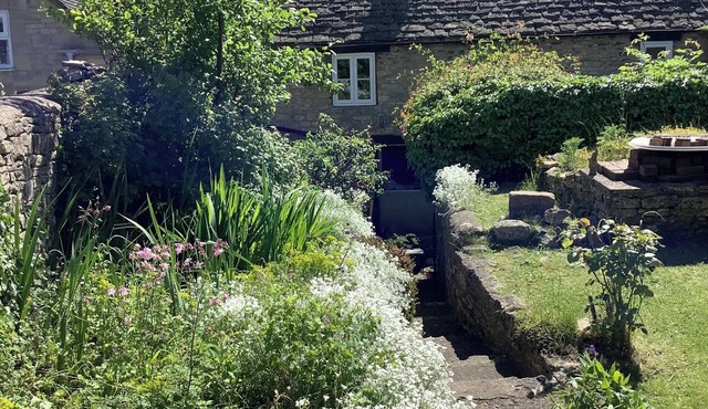 18th century cottage 2 minutes walk to pubs, shops, restaurants and play park