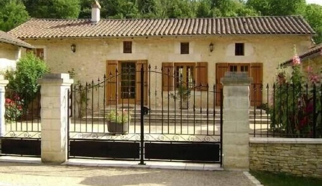 18th century farmhouse, renovated, quiet, well equipped with garage and parking.