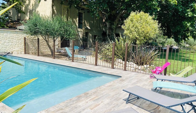 18th century Provencal farmhouse with swimming pool between St Rémy de Provence and Avignon.
