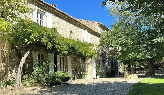 18th century Provençal mansion near Avignon