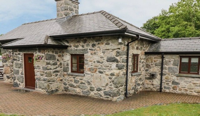 18th Century Quaint Cottage with private lake access, Bala, Snowdonia, N. Wales