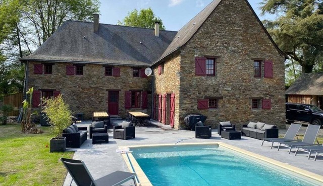 18th century residence with swimming pool for 20 people in the heart of greenery.