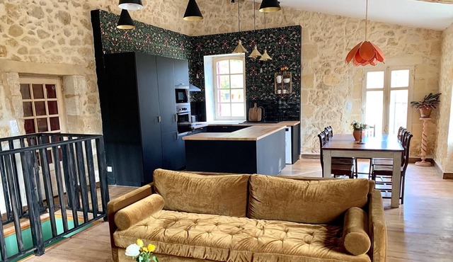 18th century stone house 25 km from Bordeaux