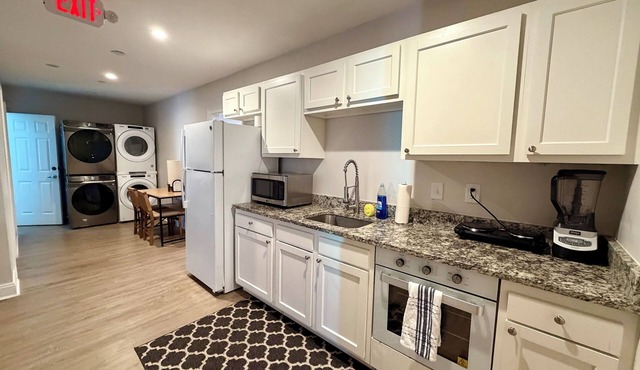 19 Bedroom 26 Beds 13 Bath - Sleeps 50 - 5 min fr Coliseum - 10 min fr Airport