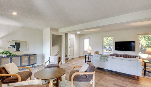 19 Mi to Kansas City: Group Retreat w/Game Room!