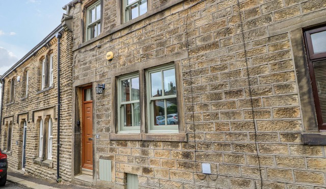 19 THE VILLAGE, family friendly in Holmbridge