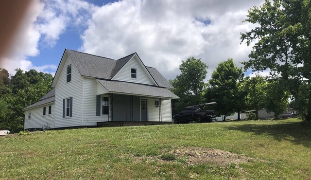 1900 Farm House directly between Pigeon Forge and Knoxville