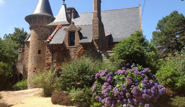 1900 Manor house with 3 ha garden, Ploumanach Côte de Granit Rose