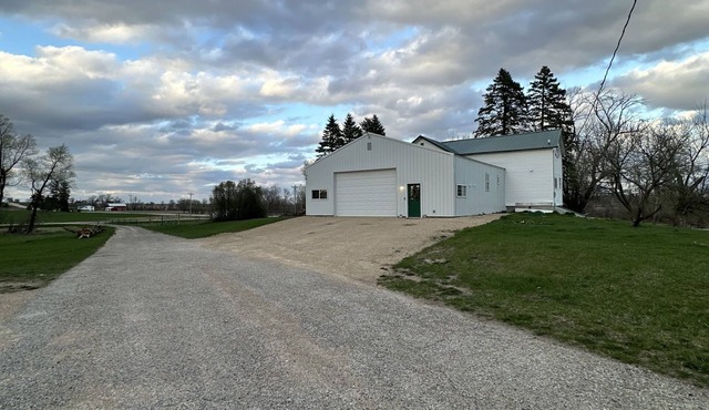 1900's FarmhousenWelcoming RUSTIC VIBEnRolling country side near Fall River WI