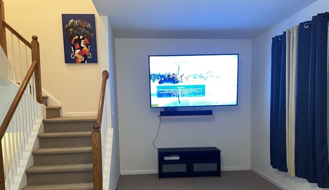 1900 sq/ft of space, 3 Bedrooms/3 Levels Townhouse/beautiful quiet neighborhood.