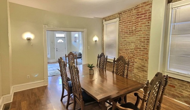 1900s Downtown Rowhouse, walkable, historic, pet friendly, spacious.