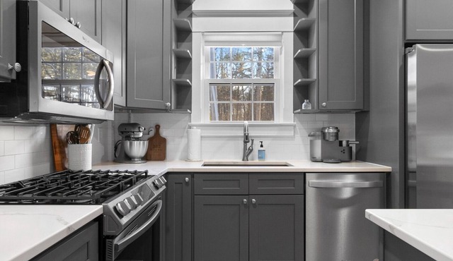 1900s Modern Comfort Meets Timeless Elegance