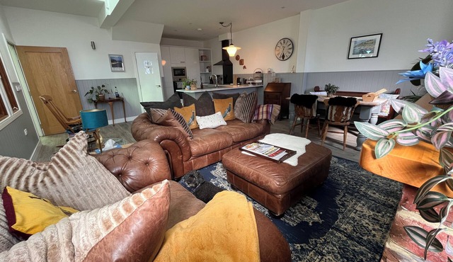 1902 chapel. Family & pet friendly. Parking & garden.