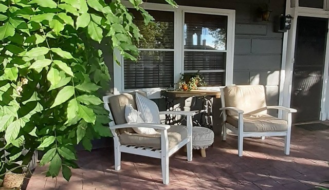 1904 Benalla central: Ideal for couples, singles, & pets.