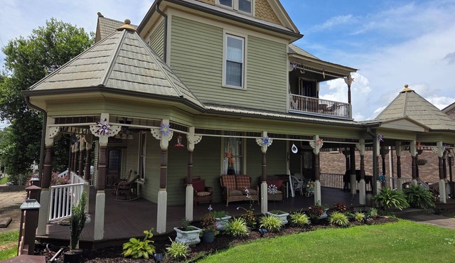 1904 Victorian Loft Apartment Near CMP, NASCAR, Shocco, and the Ritz