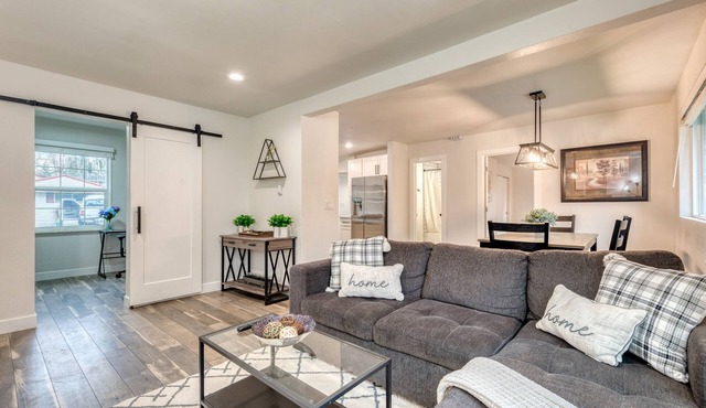 1905 Farmhouse w/Fresh Make Over ☼ 3 BR /2 BA