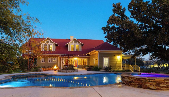 1906 Haus Stay for 13 with Access to Pool Hot Tub