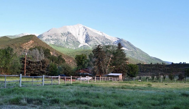 1907Creekside Cabin w/hot tub & sauna; bike, hike, ski & fish- Go Back in Time