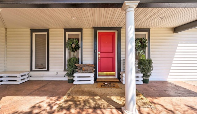 1908 Victorian Farmhouse (Unit B)