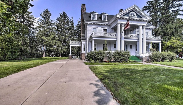 1909 Mansion in Reedsburg near Wisconsin Dells