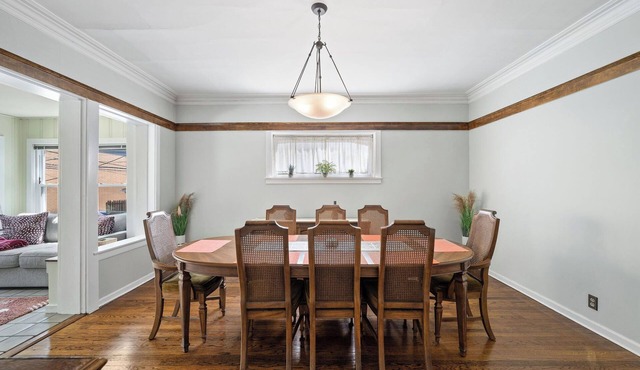 1910 Charming Historic Flat - Walk to Beach & Loyola!