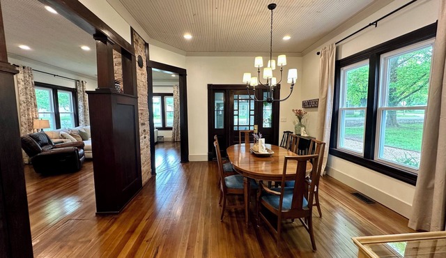 1910 on Route 66 is a Charming historic 2 bedroom 2 bath home, close to downtown