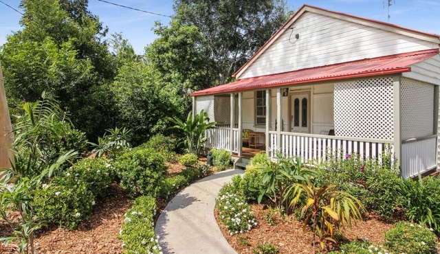 1910 Retro Styled, Pet Friendly, Traditional Queenslander Home