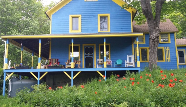 1910 Whimsical 6 bedroom, 2 bath, great porch, fireplace, spacious , near skiing