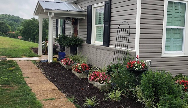 1912 Farmhouse has large, covered porch & fire pit! Near Casino & The Pinnacle