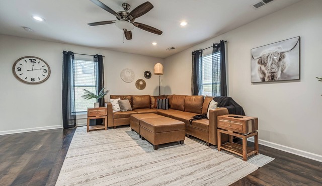 1914 Farmhouse 2-bedroom with WiFi, AC on 20 wooded acres in serene Smithville