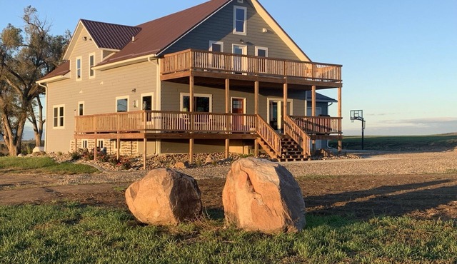 1916 renovated 8 bedroom, family-friendly home with great views