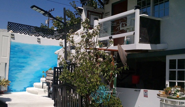 1920 Beach cottage. 2 blocks walk to the beach. Cable, Washer & Dryer.
