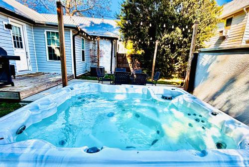 1920 Brick House-Hot Tub-Outdoor Brickoven Pizza-Pets-Breweries