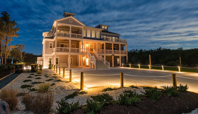 1920 - Captain's Corner, a stunning 11-bed Corolla, NC, private pool, game room, theatre room