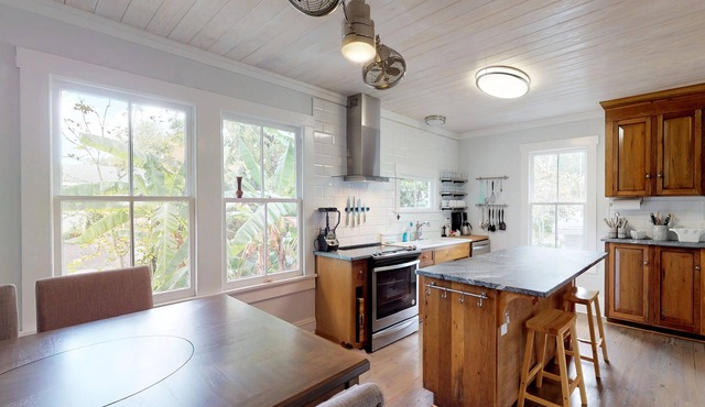 💲1920 Lovingly Renovated💲3 KINGS - 2 Block Stroll to Historic DT- Beach just 3 Miles