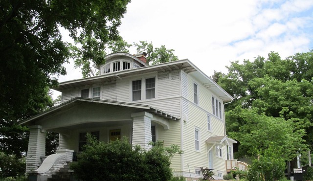 1920's Farm House Built by the Trainmaster of Carbondale. Modern updates in 2012