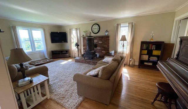 1920's Farmhouse with antique charm and quiet comfort. Wineries, skiing, more!