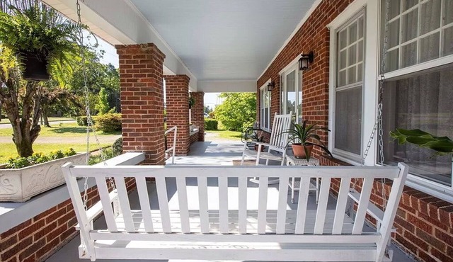 1920's Farmhouse with modern amenities! "Southern Comfort" and privacy.