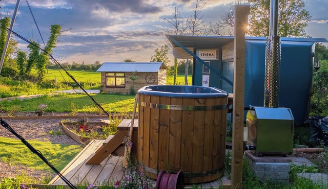 1920's Showman's Carriage with wagon, cinema, hot tub & stunning views by river!