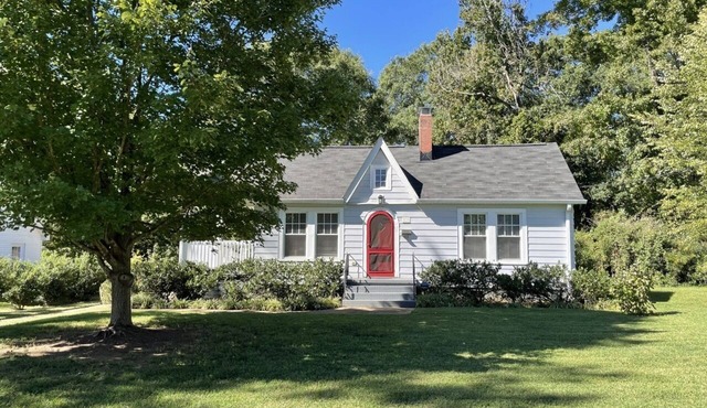 1920s Bungalow with private garden, close to downtown