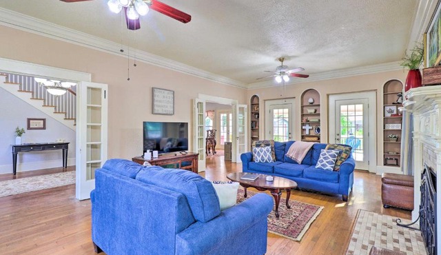 1920s Corsicana Home Group Getaway Near Downtown!