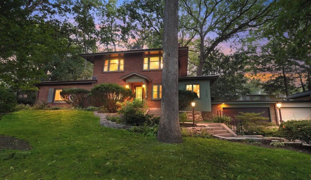 1920s Cottage with Hot Tub, Fire Pit and Game Room
