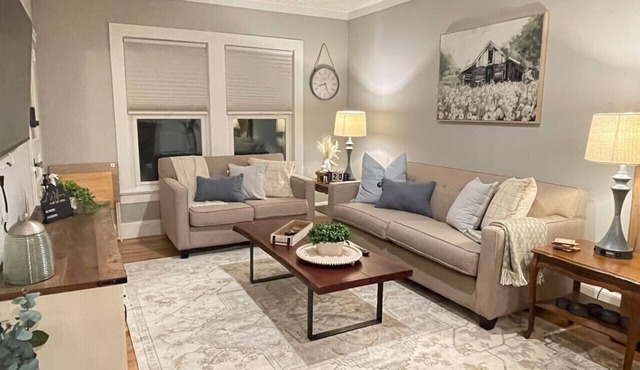 1920’s Farmhouse - 3bed/2bath - Pet Friendly