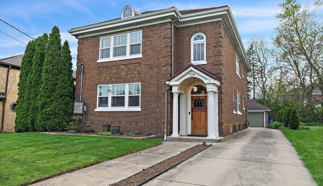 1920’s Luxury Rockford Retreat - Lower Unit