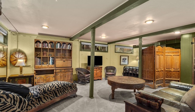 1920s Parsonage Retreat - Gardens & Creative Charm